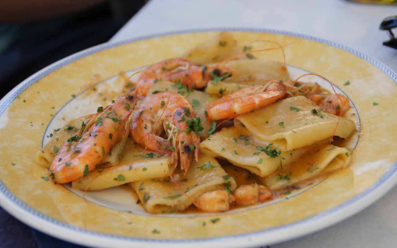 Paccheri con gamberi e crema allo zafferano | Ricetta profumata