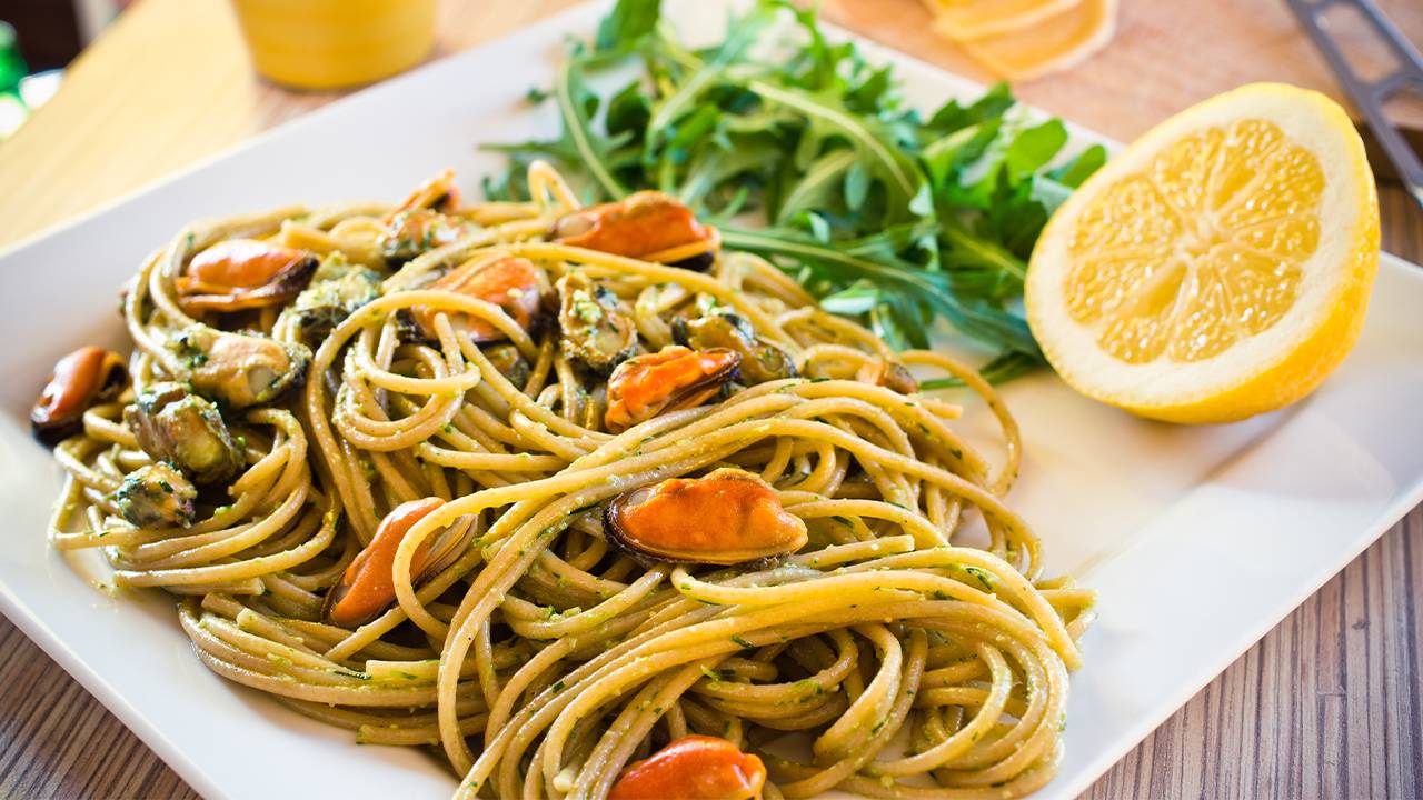 Spaghetti al pesto con aggiunta di cozze