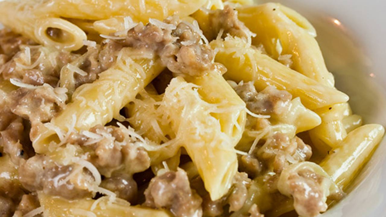 penne con salsiccia e formaggio grattugiato