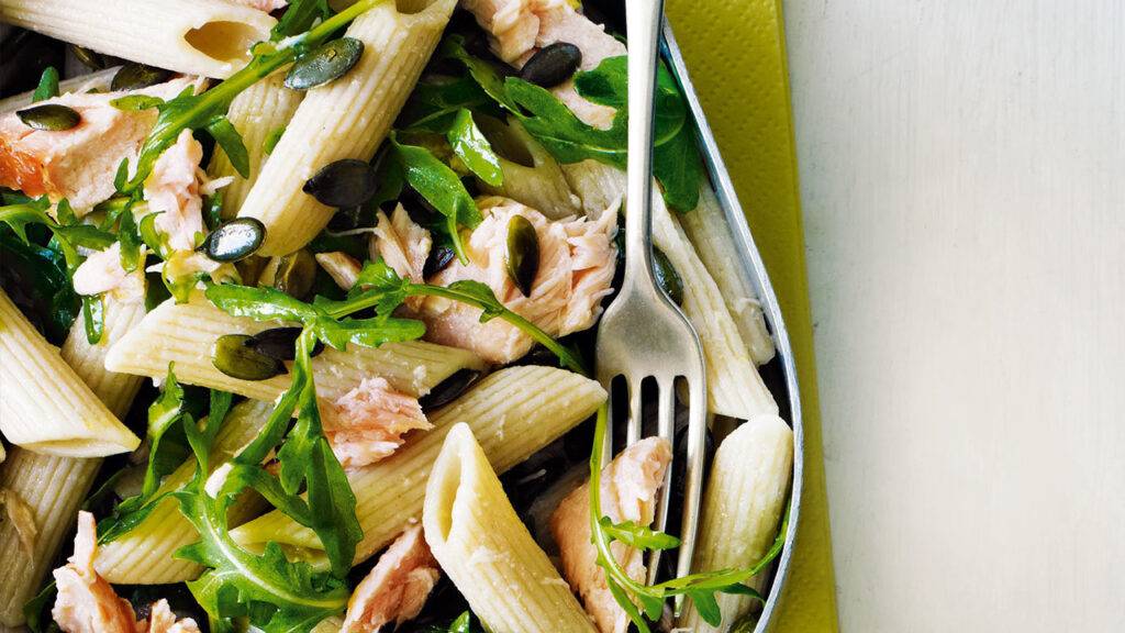 Pasta fredda con salmone e rucola e philadelphia, piatto freddo gustoso