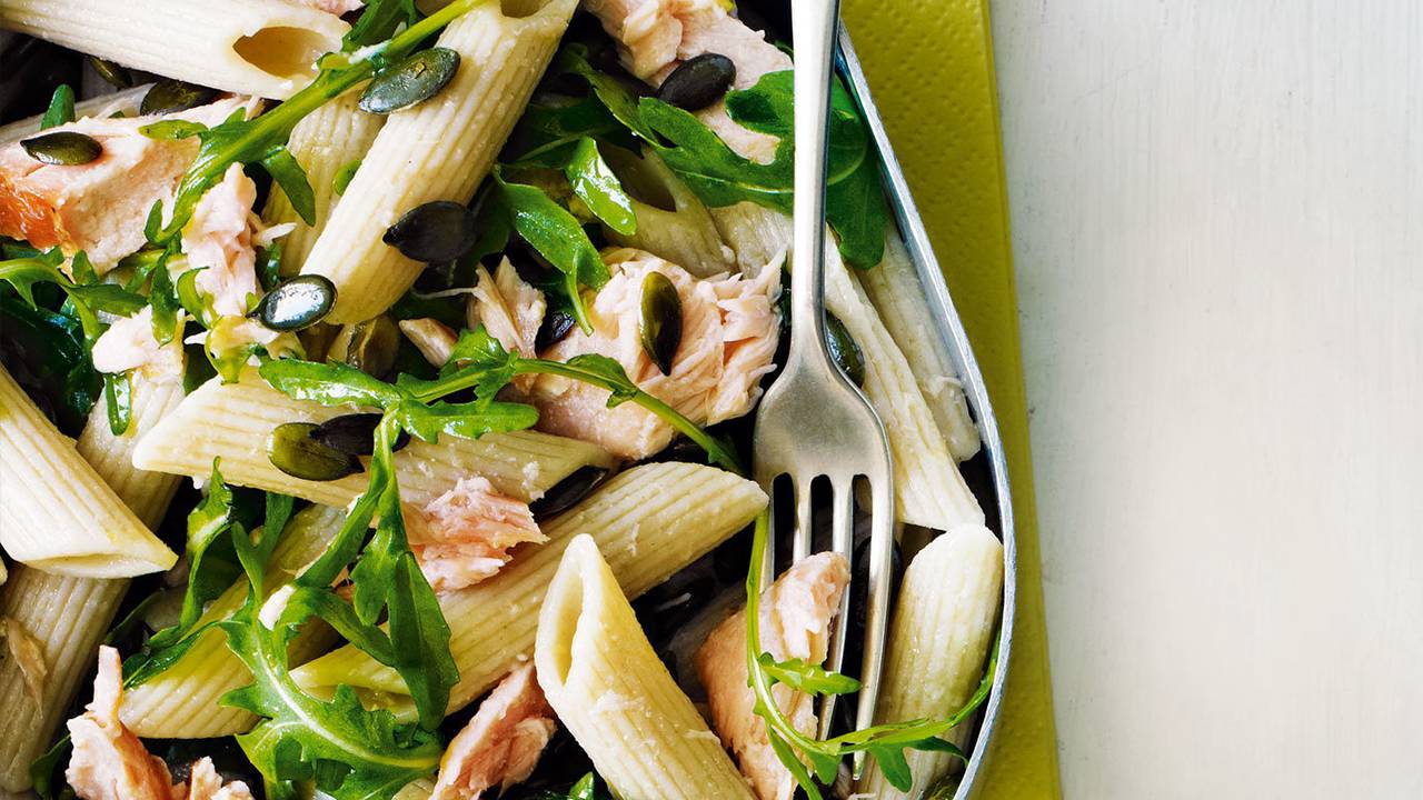 Insalata di pasta con salone e rucola e formaggio