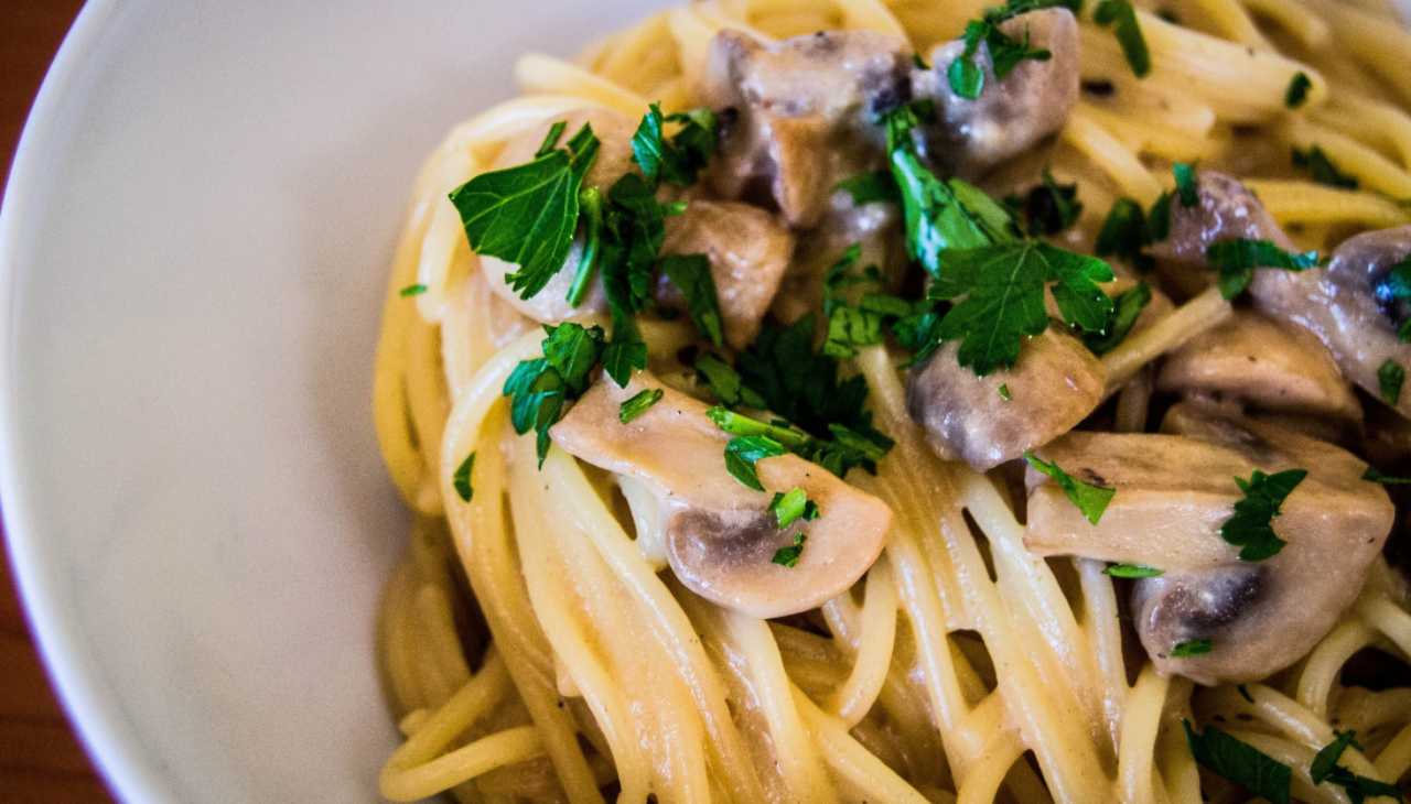 Spaghetti ai funghi veloci l Buonissimi e pronti in pochi minuti