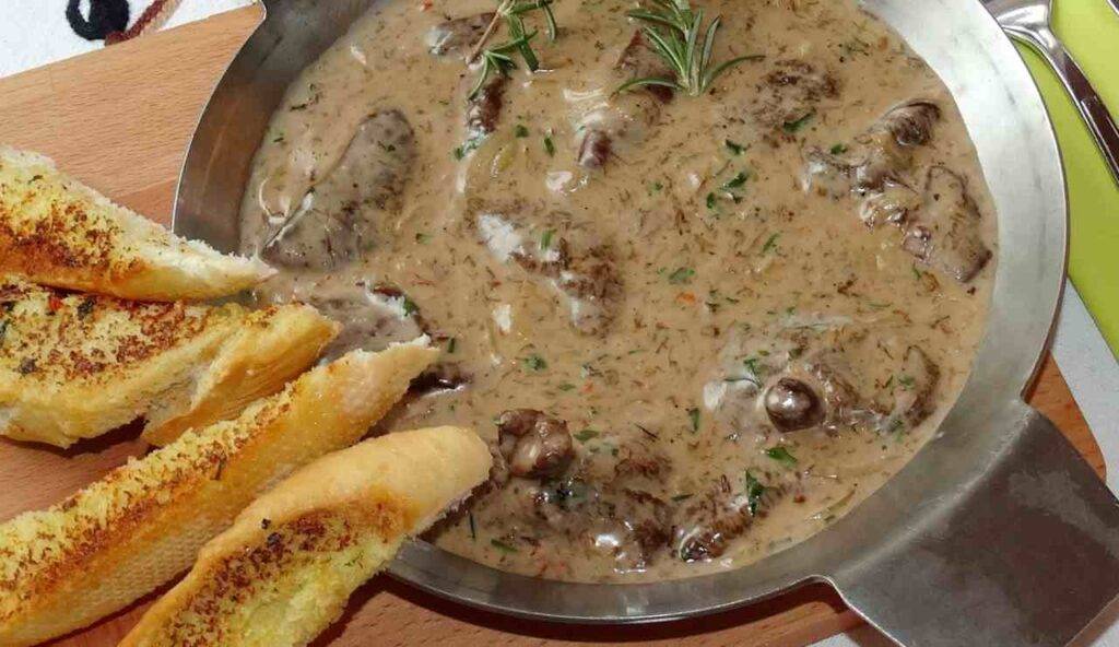 Zuppa cremosa di funghi porcini Appetitosa e raffinata