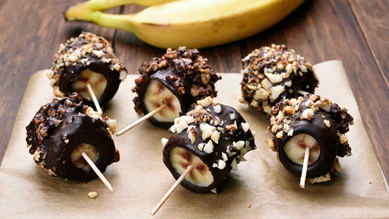 Bocconcini di banana ricoperti al cioccolato e nocciole