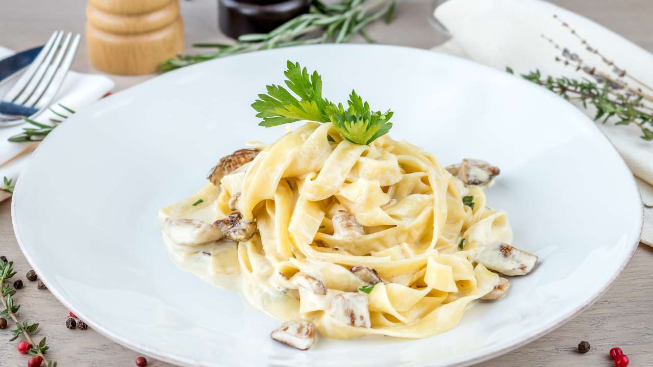 fettuccine funghi porcini crema al formaggio