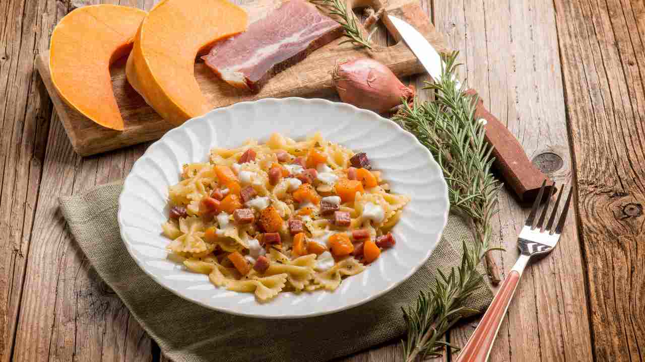 Pasta zucca speck mozzarella di bufala