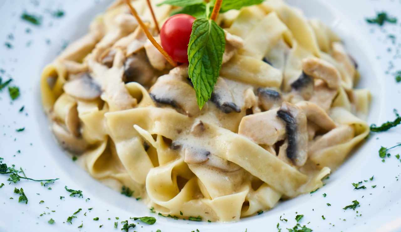 tagliatelle cremose stracchino funghi ricettasprint