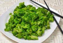 Broccoli al pepe e limone | Contorno delizioso e facilissimo Broccoli pepe e limone ricettasprint