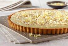 Crostata cioccolato bianco e amaretti | Dolce goloso e invitante torta con cioccolato bianco FOTO ricettasprint