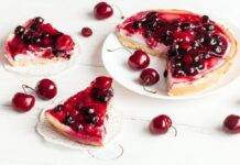 Crostata yogurt e ciliegie | Dolce, facile, semplice ma soprattutto buona dolce alle ciliegie FOTO ricettasprint