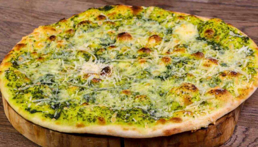 Pizza al pesto genovese e formaggio l Più saporita col parmigiano grattato