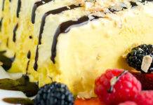 Semifreddo di cachi, piacevole dessert veloce da portare in tavola semifreddo con frutta