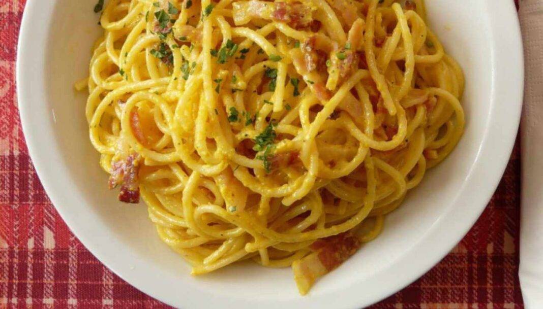 Spaghetti carbonara allo zafferano l Un primo d'oro con sale al limone