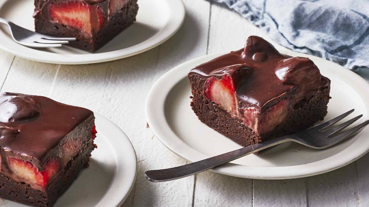 torta morbida alle fragole e cioccolato