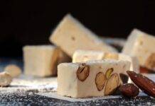 Dolce con mandorle e nocciole