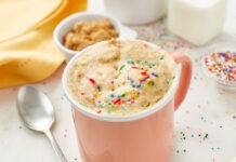 Torta in tazza con mandorle ed uva | Veloce e golosa Mug cake