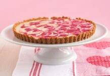 Torta rosa | La torta dal sapore buono, goloso e liquoroso dolce crema e alchermes FOTO ricettasprint