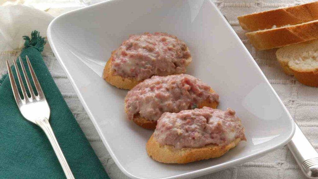 Bruschette con salsiccia e stracchino Antipasto o cena veloce