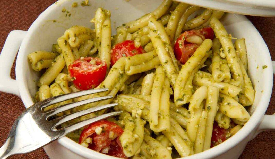 Casarecce con pesto al basilico mandorle e pomodorini Primo facile