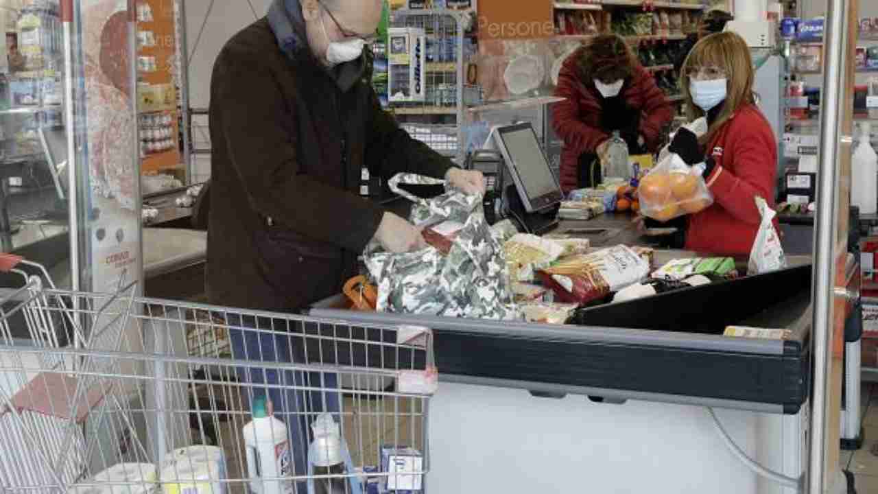 Coronavirus Italia supermercati negozi