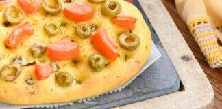 Focaccia alla zucca con pomodori e olive