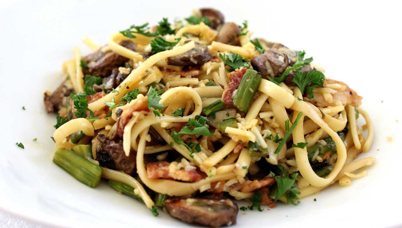 pasta con funghi pancetta e asparagi ricettasprint