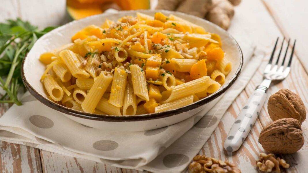 Pasta zucca, ricotta e noci | Primo piatto sfizioso e saporito