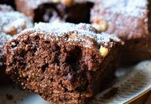 Torta al cioccolato con frutta secca e miele