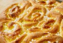 Torta brioche ripiena alla crema | Un tripudio di gusto e dolcezza Torta brioche alla crema