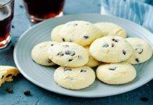 Biscotti di ricotta con gocce di cioccolato | Semplici e super golosi Biscotti soffici