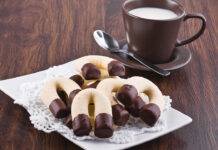 Biscotto bicolore a ferro di cavallo, un biscotto friabile e gustoso Pasticcini con glassa al cacao