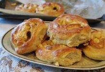 Ciambelline soffici alle mele e uva | Perfette per una merenda salutare Panini soffici alle mele