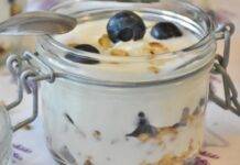 Dessert allo yogurt e mirtilli l Dolce al cucchiaio veloce e leggero dessert al cucchiaio yogurt mirtilli