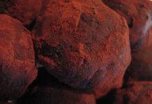 Dolcetti con menta e cioccolato, piccole delizie senza burro e senza zucchero Dessert al cioccolato fcondente