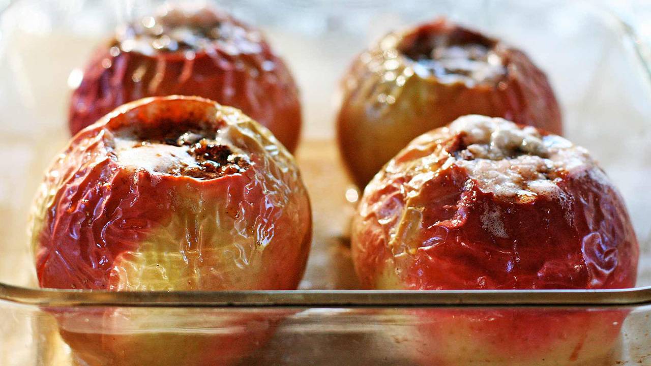 Dessert di mele cotte al forno e marmellata