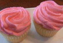 Muffin con glassa rosa l Dolcetto delicato e di bell’aspetto muffin condimento rosa semplici