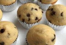 Muffin panna e cioccolato, soffice momento di dolcezza dolcetti con gocce di cioccolato