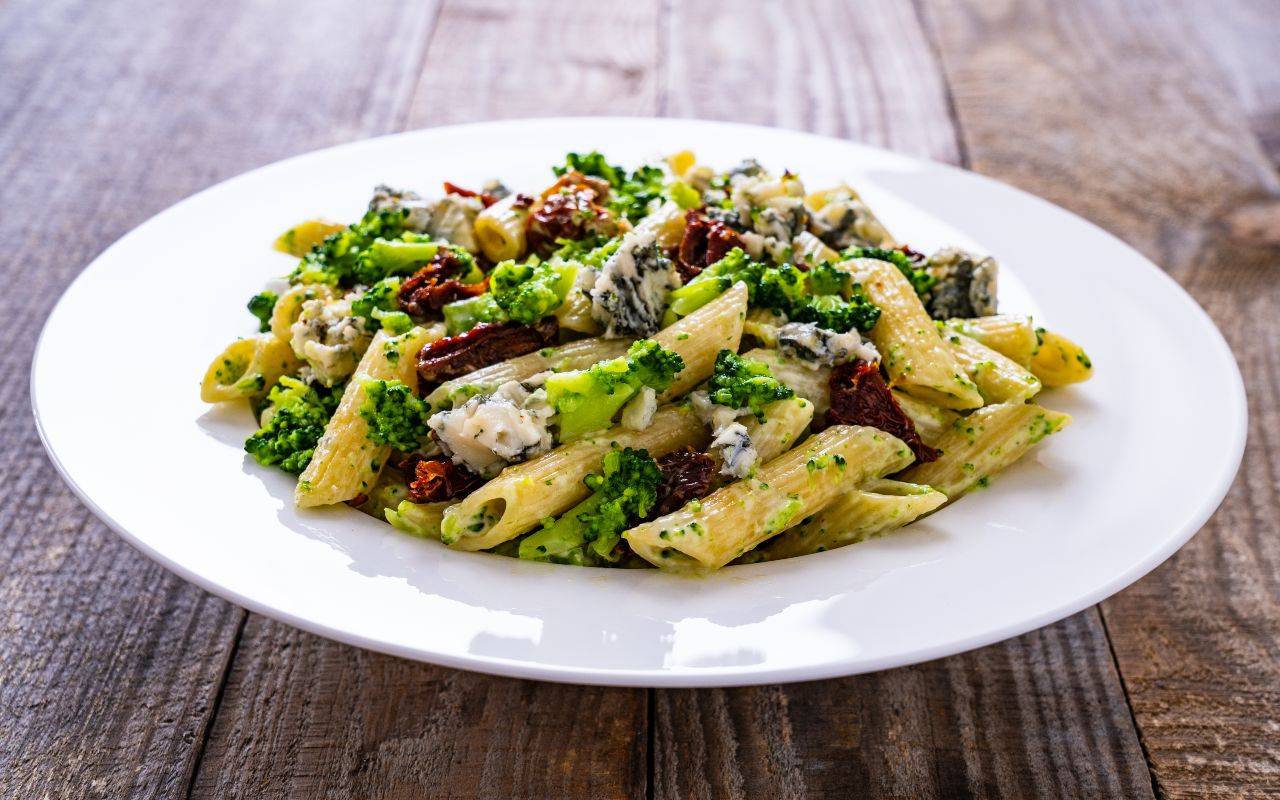 Pasta broccoli e gorgonzola | Gustoso e perfetto primo piatto