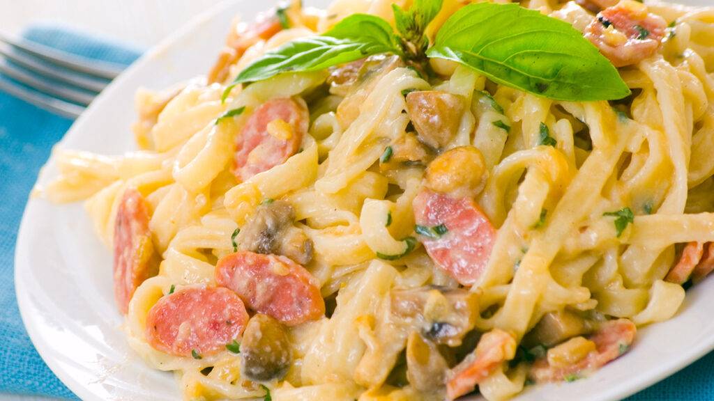 Pasta porcini e salsiccia con crema di caciocavallo. Coccole a tavola