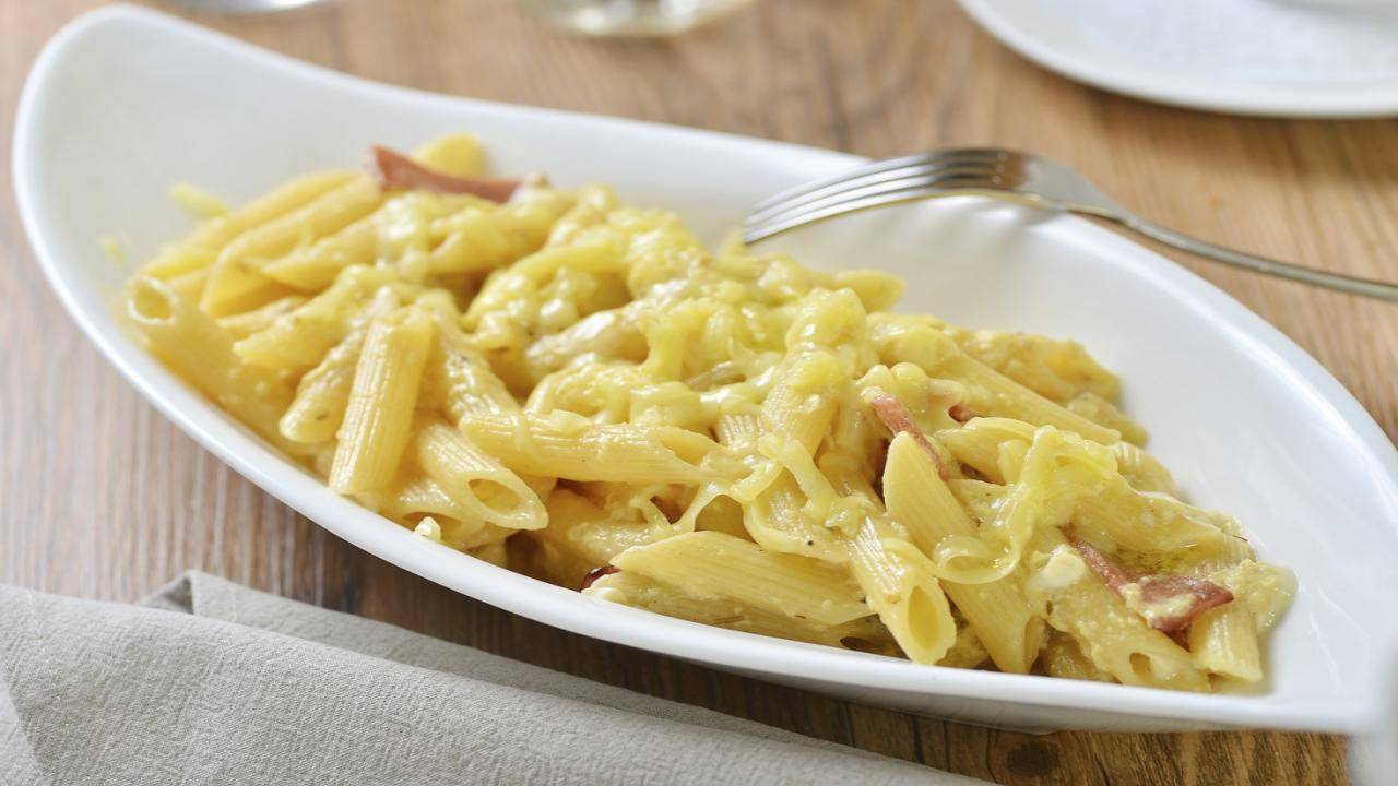 Penne cremose alla cipolla e speck | Gustose e irresistibili da provare