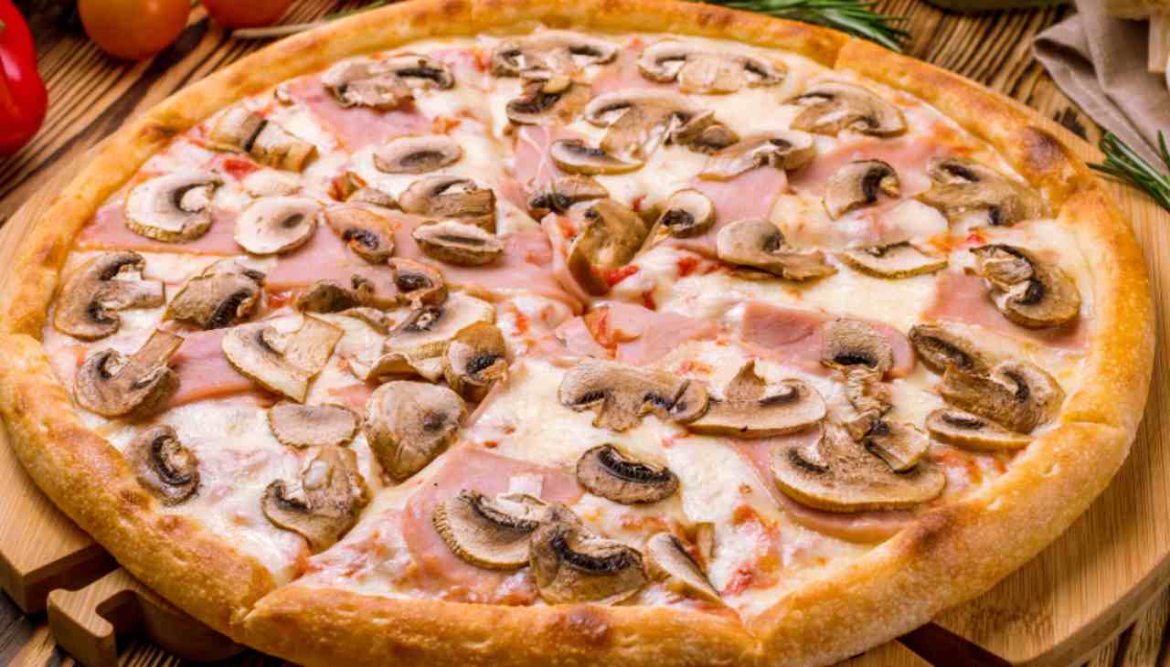 Pizza al prosciutto e funghi l Appetitosa e saporita per una cena in ...