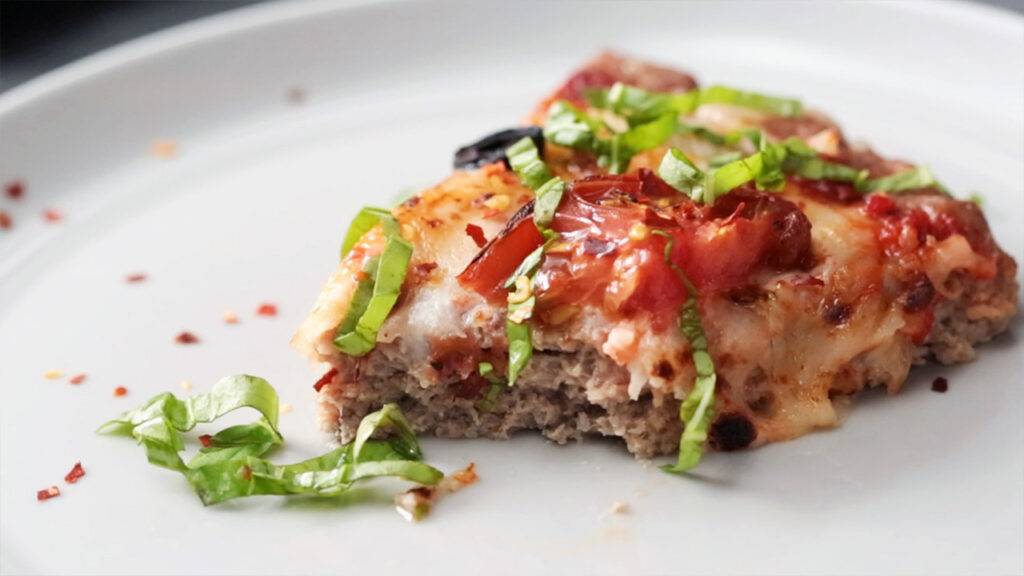 Pizza di carne con scamorza e mortadella, piatto unico pronto subito