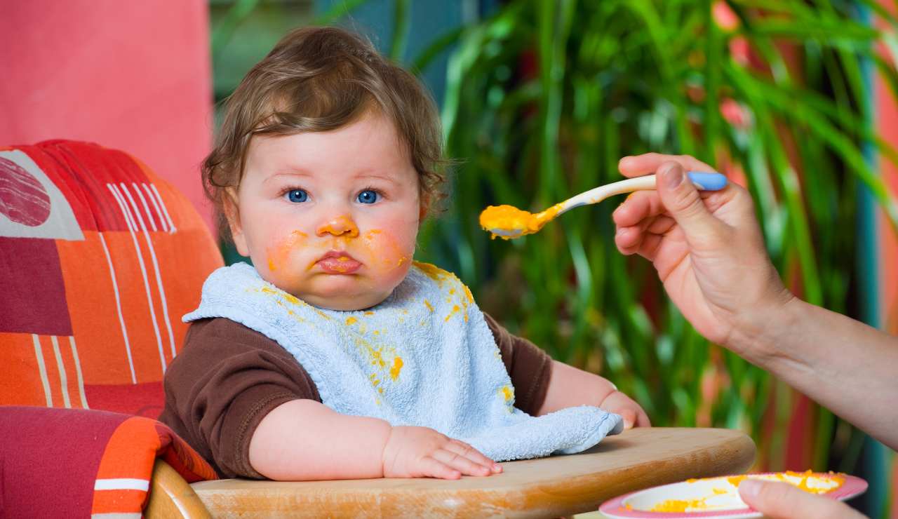 Включи малыши едят. Ребенок кушает. Маленький ребенок кушает. Ребенок ест кашу. Ребенок завтракает.