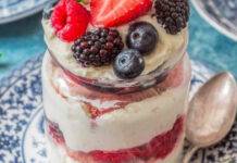 Yogomisù, il tiramisù con lo yogurt greco fresco e delizioso Dessert ai frutti di bosco