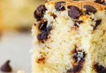 Torta pangoccioli, la ciambella soffice con gocce di cioccolato Dolce con gocce di cioccolato