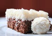 Torta tiramisù e cocco | Golosa specialità per questo sabato dolce al cocco FOTO ricettasprint