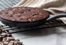 Torta vegana al cioccolato in padella, gustosa leggera e veloce Dolce vegano al cioccolato