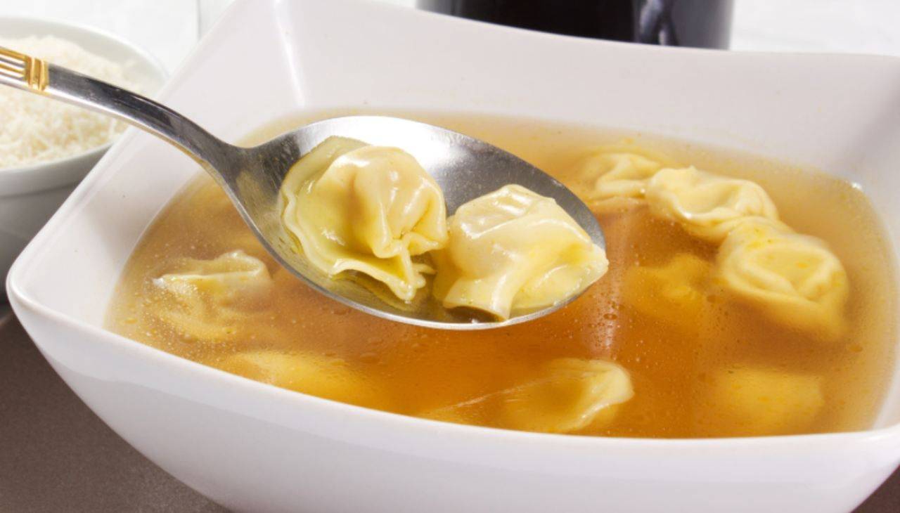 Tortellini in brodo: Ricetta e Dosi per un buon Brodo di carne (passo passo)