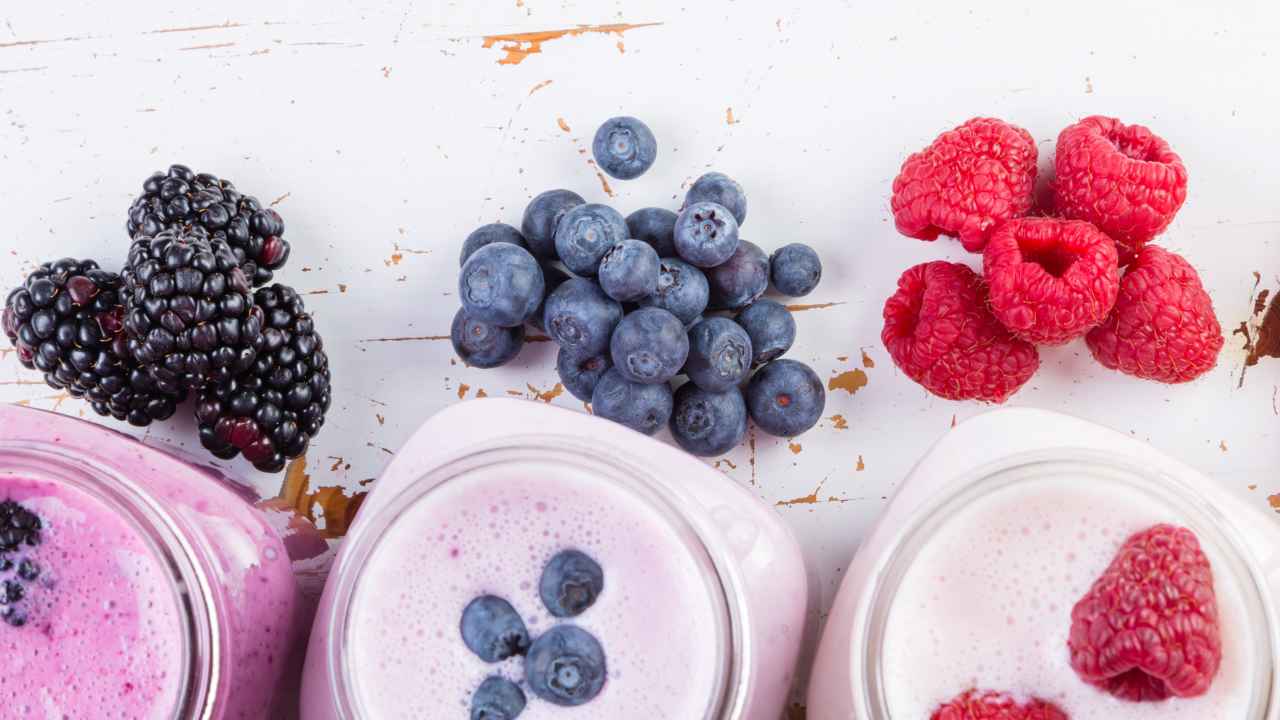 Yogurt fatto in casa alla frutta  Una bontà fai da te con 4 ingredienti