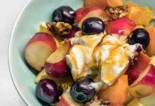 Macedonia di frutta con yogurt miele noci